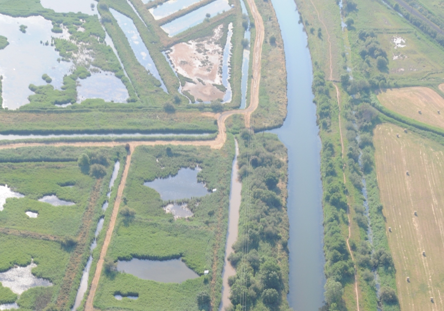Photo aérienne du Canal du Midi passant au sud des anciens bassins de pisciculture du Grand Bagnas - R. Dupuy de la Grandrive